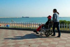 广汉八旬老人推轮椅带老伴游中国(为了方便推轮椅带老伴出门)